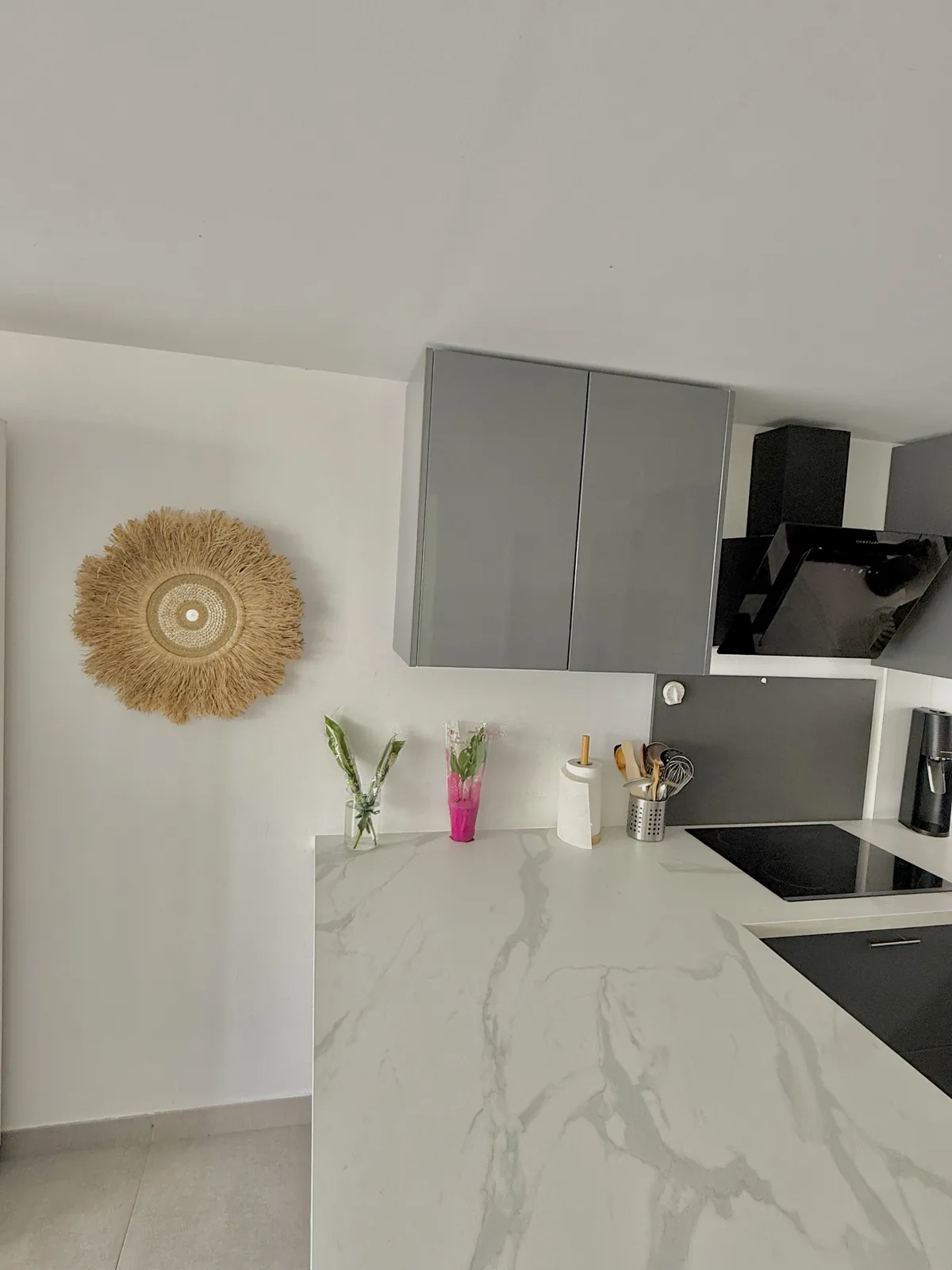 Juju Hat naturel Aura Bali installé dans une cuisine moderne blanche et grise