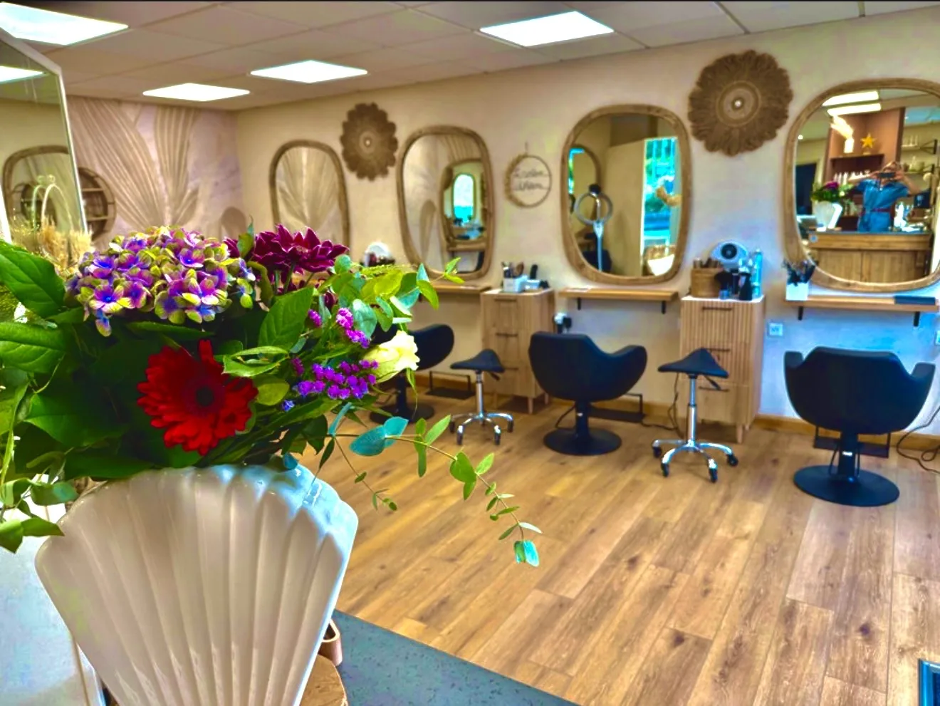 Juju Hats naturels Aura Bali installés dans un salon de coiffure chaleureux
